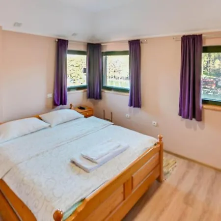 Trg * 兹拉蒂博尔